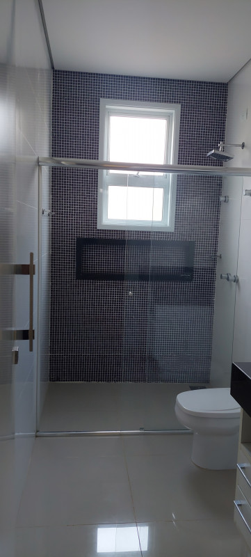 Casa de condomínio à venda Centro com 1000m² e 5 quartos por R$ 4.300.000 - 1517099454-suite-1-banheiro-piso-inf-5.jpg