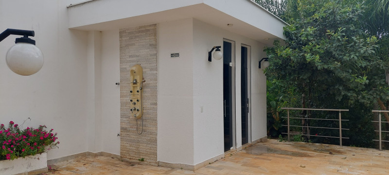 Casa de condomínio à venda Centro com 1000m² e 5 quartos por R$ 4.300.000 - 1847655493-banheiros-area-externa.jpg