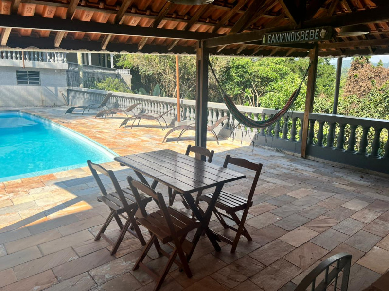 Chácara à venda Caceia  com 4m² e 5 quartos por R$ 1.500.000 - 1536783768-mesa-piscina.jpg