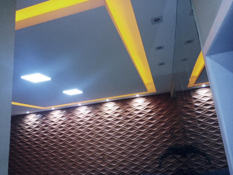 Apartamento à venda Luzia com 98m² e 4 quartos por R$ 235.000 - 1321063894-foto-painel-e-teto-iluminado.jpg