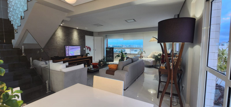 Apartamento à venda Rudge Ramos com 240m² e 3 quartos por R$ 1.750.000 - 245535974-sala-de-tv-e-sacada-v2.jpeg