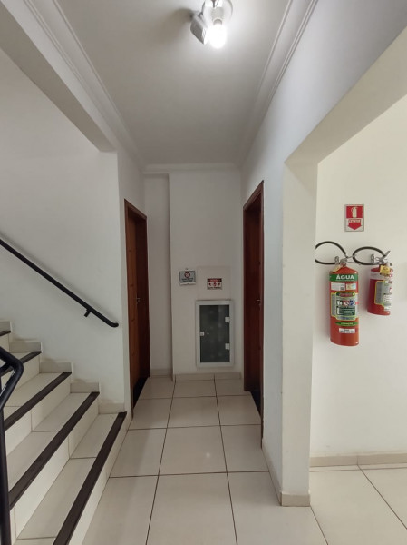 Apartamento à venda Jardim Itangua com 45m² e 2 quartos por R$ 200.000 - 646032723-0014-escadas.jpg