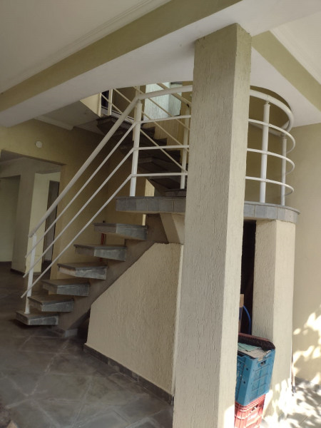 Casa à venda Vila Marchi com 300m² e 3 quartos por R$ 1.300.000 - 736213167-escada-de-acesso-ao-salao-de-festas.jpg