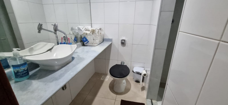 Apartamento à venda Centro com 80m² e 2 quartos por R$ 440.000 - 1057560746-banheiro.jpg