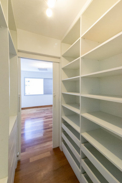 Apartamento à venda Itaim Bibi com 150m² e 3 quartos por R$ 2.180.000 - 405464349-3-closet-2-easy-resize.jpg