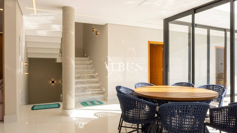 Casa à venda Quintas do Ingaí com 401m² e 4 quartos por R$ 2.700.000 - 931918478-escada.jpeg