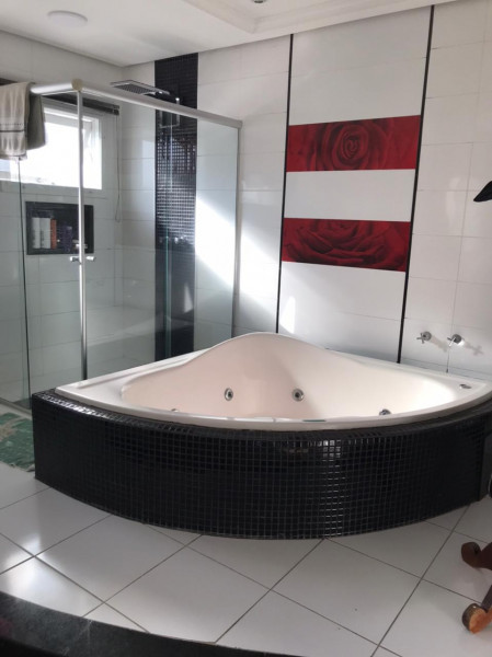 Casa de condomínio à venda Sarandi com 208m² e 3 quartos por R$ 1.200.000 - 1285316386-banheiro-casal2.jpg