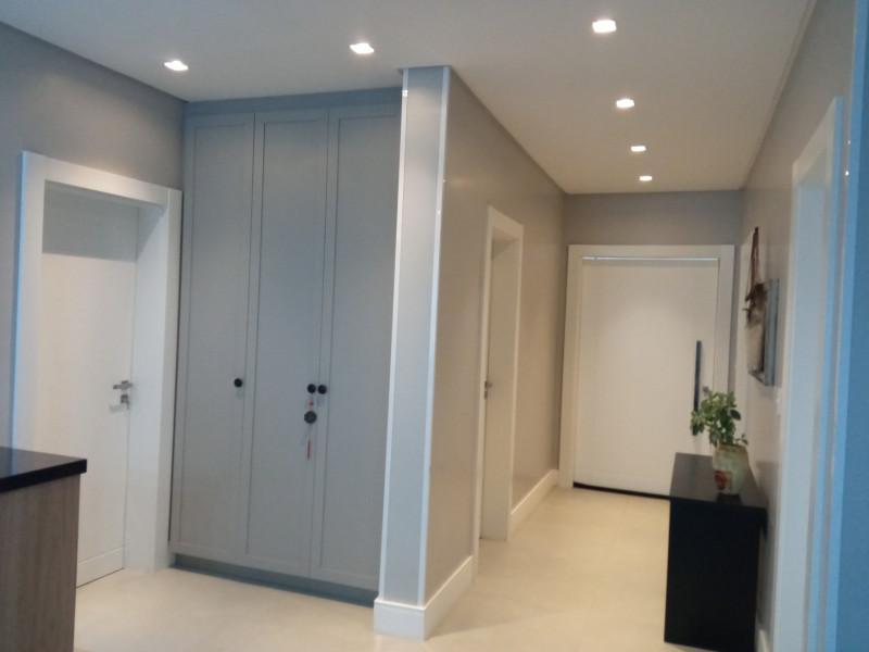 Casa à venda Praia do Estaleiro com 296m² e 3 quartos por R$ 2.850.000 - 1017144895-corredor-top.jpg