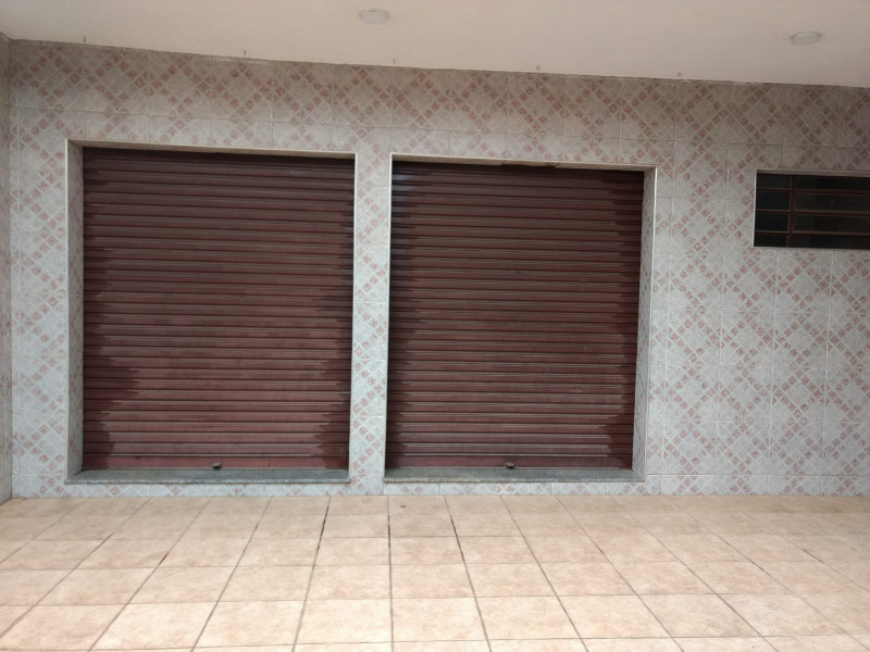 Casa à venda Vila Menino Jesus com 320m² e 4 quartos por R$ 370.000 - 1016879776-porta-salao-fora.jpeg