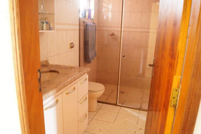 Casa à venda Vila Menino Jesus com 320m² e 4 quartos por R$ 370.000 - 1858258072-banheiro-piso-superior.jpeg