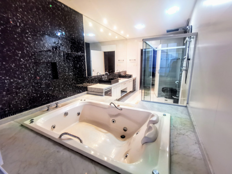 Casa de condomínio à venda Enseada com 800m² e 7 quartos por R$ 4.500.000 - 1671174784-banheiro-suite-1-3.jpg