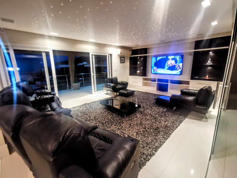 Casa de condomínio à venda Enseada com 800m² e 7 quartos por R$ 4.500.000 - 970356822-sala-de-tv.jpg