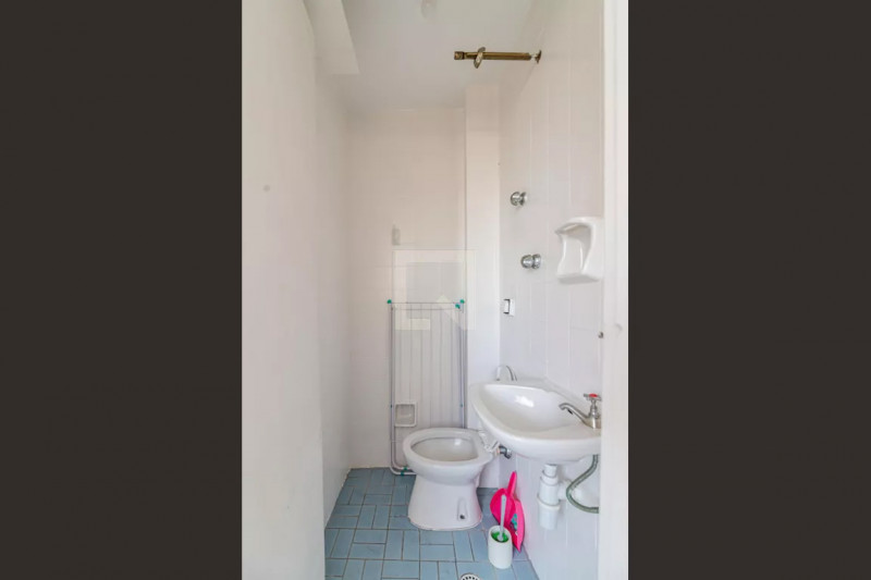 Apartamento à venda Perdizes com 120m² e 3 quartos por R$ 950.000 - 609952748-banheiro-servico1.jpg