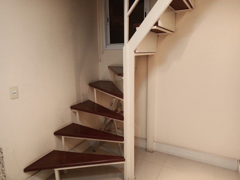 Apartamento à venda Vila Tibiriçá com 116m² e 2 quartos por R$ 370.000 - 1107298628-img-20220202-233150-499-escada.jpg