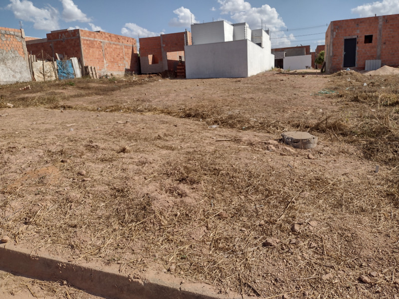 Terreno à venda Parque dos Lírios com 201m² e 1 quarto por R$ 18.000 - 1932205223-img-20230730-142205891-hdr.jpg