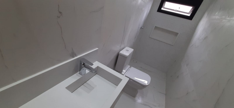 Casa de condomínio à venda Cézar de Souza com 146m² e 3 quartos por R$ 1.390.000 - 1326183091-foto-banheiro-1-casa-terrea-3-dormitorios-1-suites-146m-alto-padrao-condominio-fechado-mogi-das-cruzes-sp.jpg