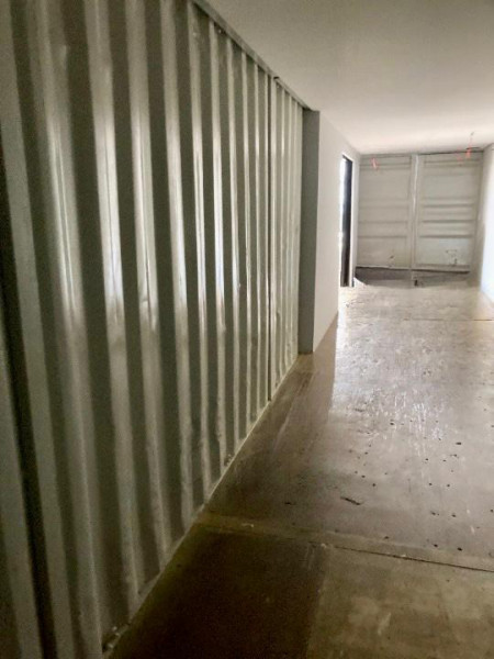Comercial para alugar Novo Mundo com 148m² e 1 quarto por R$ 5.990 - 742946234-interna-container-30m2-1.jpg