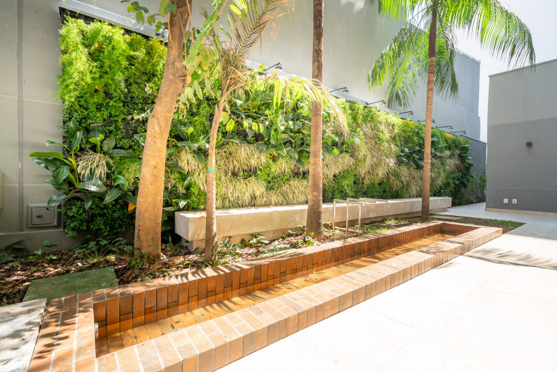 Studio à venda Moema com 26m² e 1 quarto por R$ 580.000 - 234753692-jardim-com-espelho-dagua.jpg