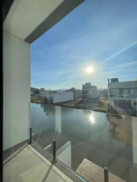 Casa de condomínio à venda Bairro Deltaville com 204m² e 3 quartos por R$ 1.375.000 - 641017118-sacada-suite-fundos-lago-lake-house-250.jpg