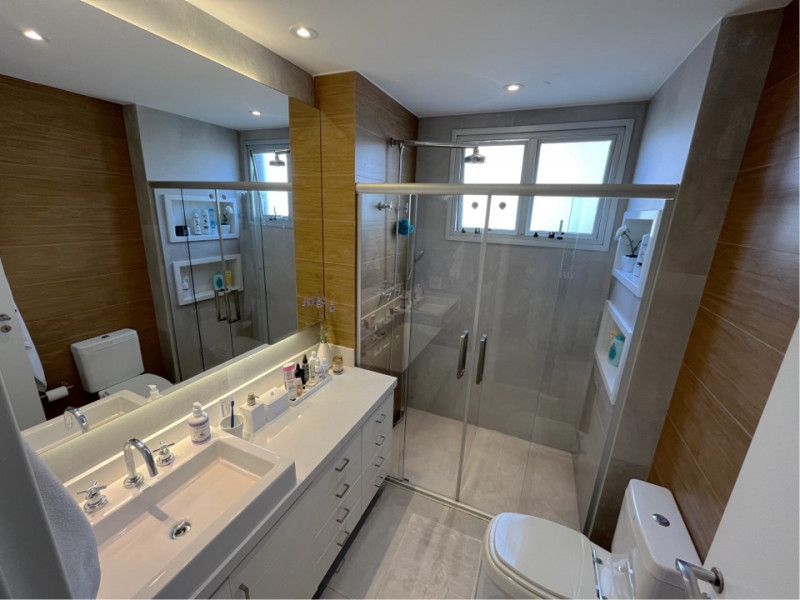 Apartamento à venda Campo Belo com 220m² e 4 quartos por R$ 4.900.000 - 996510097-banho-casal-1.jpg