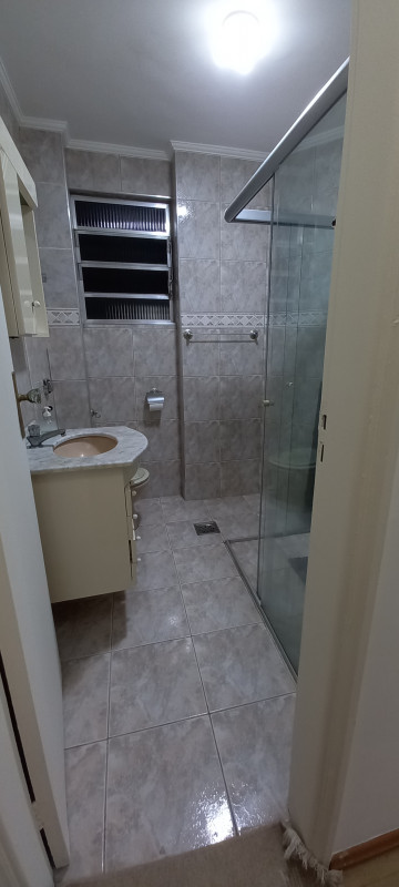 Apartamento à venda Ponta da Praia com 90m² e 3 quartos por R$ 560.000 - 295068940-banheiro-social.jpg