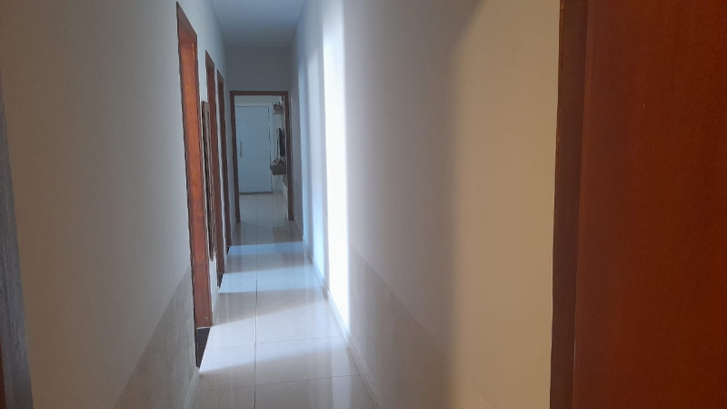 Casa à venda Esplanada Santa Terezinha com 190m² e 3 quartos por R$ 580.000 - 1366634760-corredor-quartos.jpg