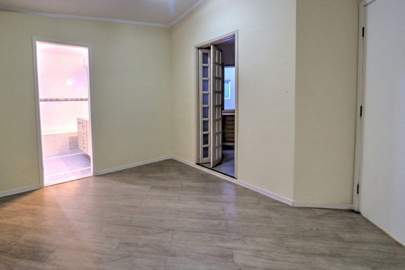 Casa à venda Res. Onze (Alphaville) com 293m² e 3 quartos por R$ 1.978.000 - 1663061630-19-suite-de-tras-vista-2.jpg