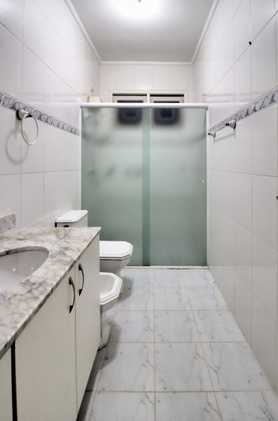 Casa à venda Res. Onze (Alphaville) com 293m² e 3 quartos por R$ 1.978.000 - 1986552555-17-banheiro-do-corredor.jpg
