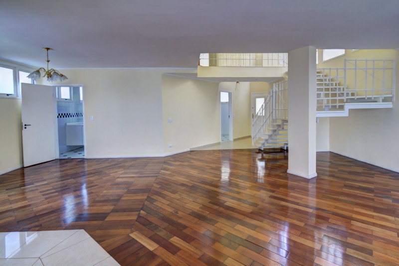 Casa à venda Res. Onze (Alphaville) com 293m² e 3 quartos por R$ 1.978.000 - 342911055-7-sala-e-escada.jpg