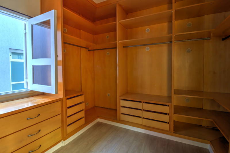 Casa à venda Res. Onze (Alphaville) com 293m² e 3 quartos por R$ 1.978.000 - 4654969-22-closet-vista-2.jpg
