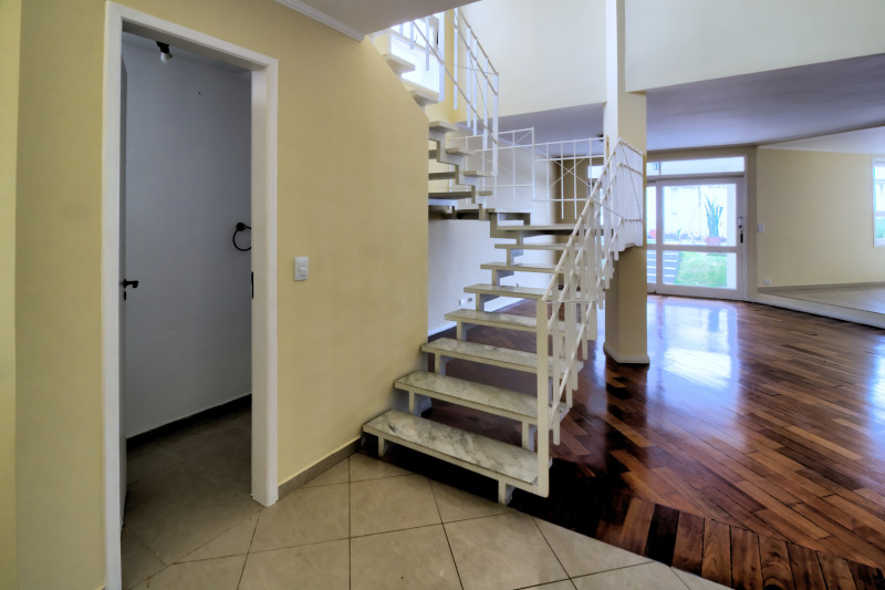 Casa à venda Res. Onze (Alphaville) com 293m² e 3 quartos por R$ 1.978.000 - 698481284-4-lavabo-e-escada.jpg