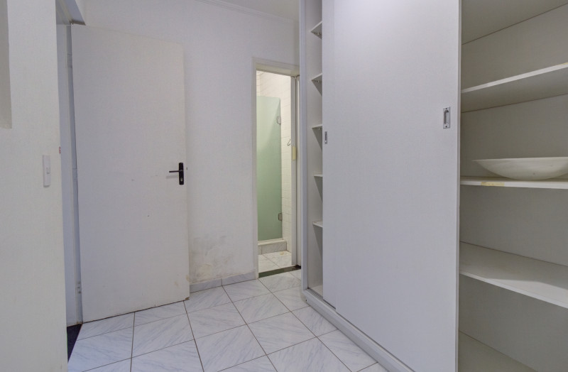 Casa à venda Res. Onze (Alphaville) com 293m² e 3 quartos por R$ 1.978.000 - 71628015-12-quarto-de-empregada.jpg