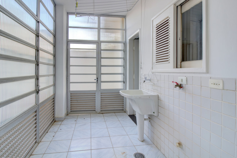 Casa à venda Res. Onze (Alphaville) com 293m² e 3 quartos por R$ 1.978.000 - 958317934-11-area-de-servico.jpg