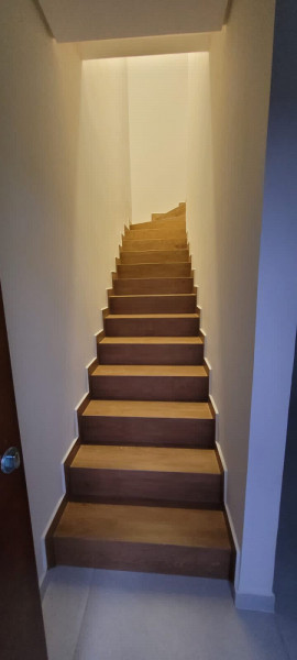 Casa à venda Iririú com 11900m² e 3 quartos por R$ 585 - 717534023-escada.jpg