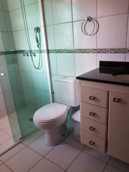 Casa de condomínio à venda Buraquinho com 180m² e 4 quartos por R$ 1.300.000 - 1750188086-9-banheiro-suite2.jpg