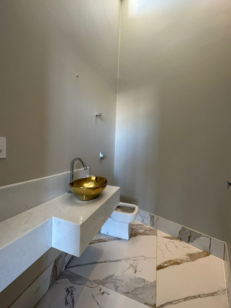 Casa de condomínio à venda Centro com 224m² e 3 quartos por R$ 1.499.000 - 228951949-15-lavabo-casa-araguari.jpeg