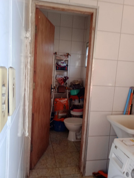 Casa à venda Jardim Regina com 360m² e 2 quartos por R$ 300.000 - 1036738856-a-servico-e-3o-wc.jpg
