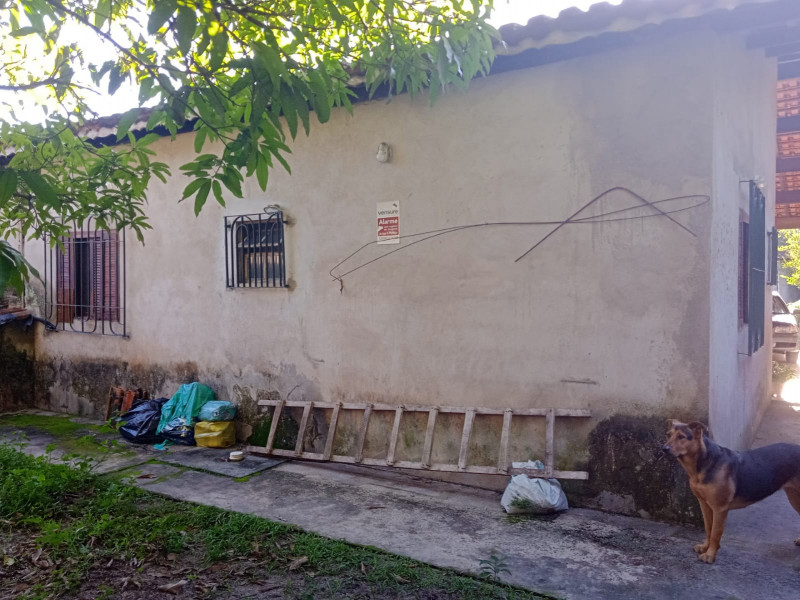 Casa à venda Jardim Regina com 360m² e 2 quartos por R$ 300.000 - 649242603-parede-e-telhado-fundos.jpg