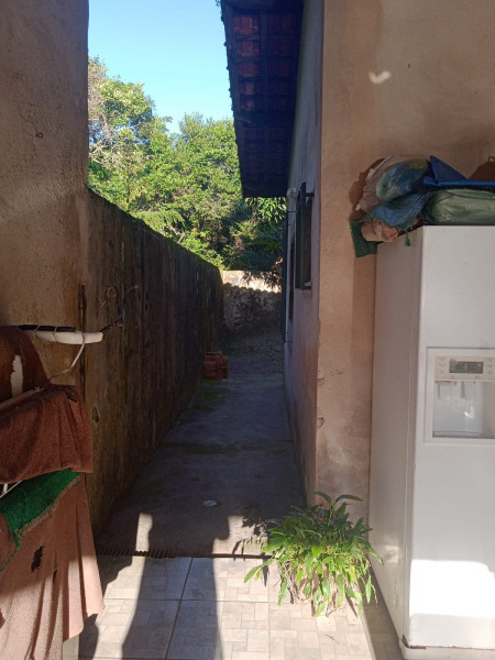 Casa à venda Jardim Regina com 360m² e 2 quartos por R$ 300.000 - 791413037-corredor-lateral-p-fundos.jpg