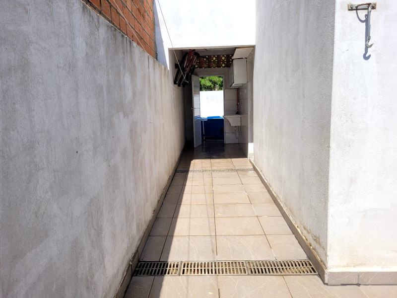 Casa à venda Centro com 253m² e 3 quartos por R$ 300 - 360677838-corredor-frente-lavanderia.jpeg