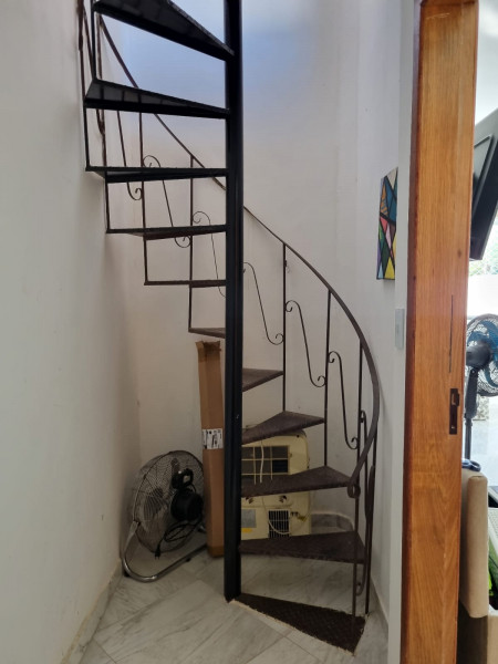 Apartamento à venda Jardim Sulacap com 110m² e 2 quartos por R$ 380.000 - 454930796-escada-para-terraco.jpg