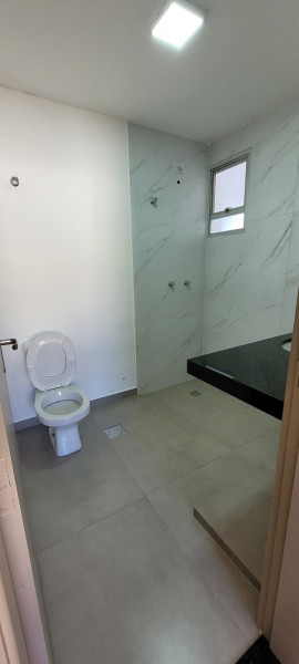 Apartamento à venda Centro com 126m² e 3 quartos por R$ 630.000 - 1690939778-banheiro-master.jpg