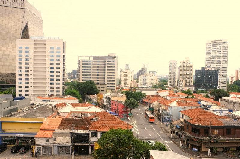 Apartamento à venda Alto de Pinheiros com 60m² e 2 quartos por R$ 730.000 - 1983388089-vista-sala.JPG