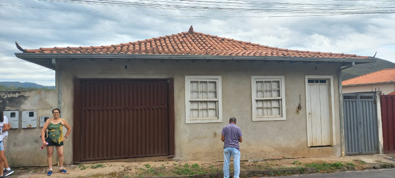 Casa com três pavimentos de entradas independentes perto do centro histórico.