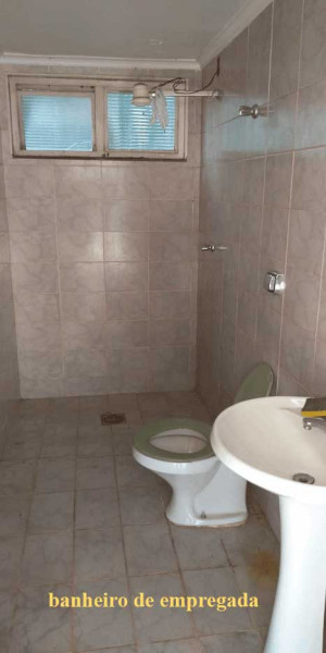 Casa à venda Jardim Aeroporto com 664m² e 4 quartos por R$ 2.360.000 - 1934969562-banheiro-de-empregada.jpg
