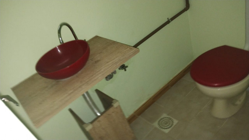 Comercial à venda Passo da Areia com 90m² e 1 quarto por R$ 210.000 - 1004322812-7-wc-1o-pav.jpg