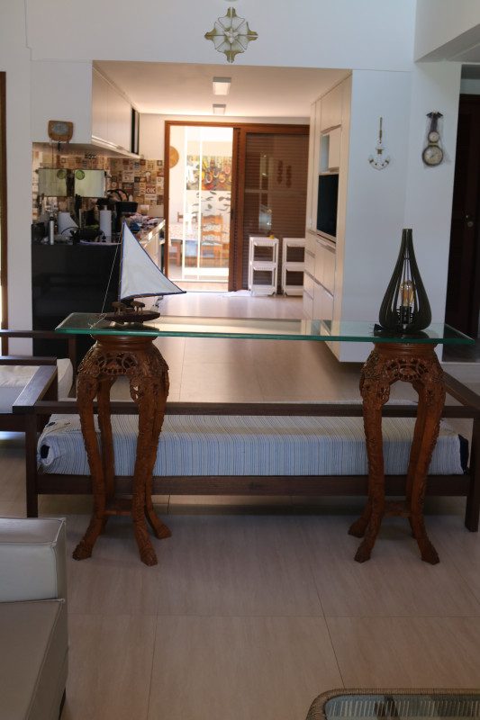 Casa de condomínio à venda Guarajuba com 350m² e 5 quartos por R$ 6.000.000 - 1849408876-sala-estar-interna-e-cozinha-ao-fundo-espaco-gourmet.JPG