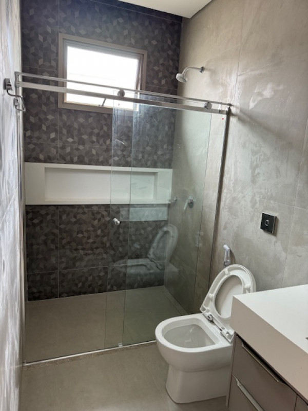 Casa de condomínio à venda Granja Marileusa com 230m² e 4 quartos por R$ 2.500.000 - 1334604009-alpha-banheiro-suite-master.jpg