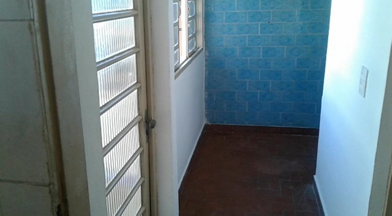 Casa à venda Vila Penteado com 132m² e 4 quartos por R$ 530.000 - 2011331014-9-vista-da-cozinha-para-area-de-servico.jpg