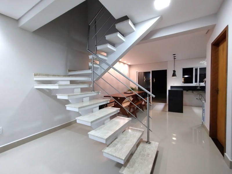 Casa de condomínio à venda Jardim Golden Park com 170m² e 3 quartos por R$ 795.000 - 2064014156-escada-5.jpg